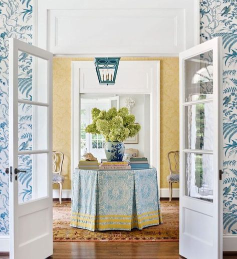 A fabulous foyer sets the tone for this wonderful Nashville home. Design by Sarah Bartholomew, in Traditional Home magazine #interior… Bird And Thistle, Thistle Blue, Sarah Bartholomew, Design Darling, Sandberg Wallpaper, House Of Turquoise, Relaxing Bedroom, Foyer Decorating, Table Skirt