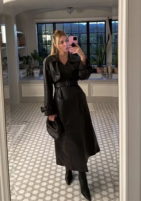 Long Leather Trench Coat Outfit, Leather Coat Outfits Women, Long Leather Coat Outfit, Black Leather Coat Outfit, Black Leather Trench Coat Outfit, Leather Trench Outfit, Long Leather Jacket Outfit, Leather Trench Coat Outfit, Trench Coat Outfit Winter