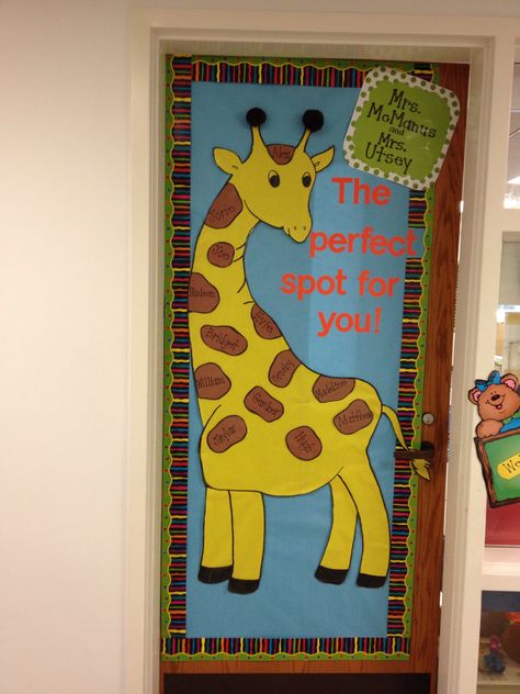 Preschool door/bulletin board idea. Giraffe. The perfect spot for you!! Jungle Theme Classroom Preschool, Safari Bulletin Boards, Preschool Door Decorations, Safari Theme Classroom, Preschool Classroom Themes, Preschool Door, Kindergarten Bulletin Boards, Classroom Preschool, Jungle Theme Classroom