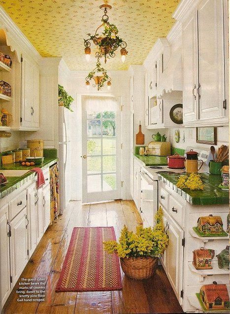 Eye For Design: Decorating Vintage Cottage Style Interiors Cottage Style Interiors, Cottage Kitchen Design, Cottage Kitchens, Galley Kitchen, Vintage Cottage, Farmhouse Sink, Cottage Kitchen, Counter Tops, Style At Home