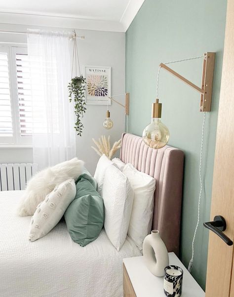 Girls Bedroom Green, Mint Green Bedroom, Mint Bedroom, Sage Bedroom, Design Ložnic, Sage Green Bedroom, Decor Ideas Bedroom, Creative Bedroom, Green Walls