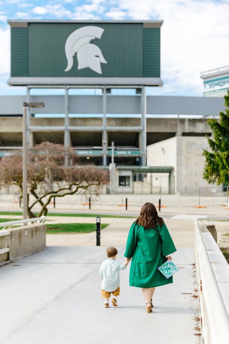 Single Mom Graduation Pictures, Msu Graduation Pictures, Mom And Son Graduation Photo Ideas, Mom Graduation Pictures With Kids, Family Graduation Photoshoot, Master's Graduation, Masters Graduation Pictures, Portraits Women, College Grad Pictures