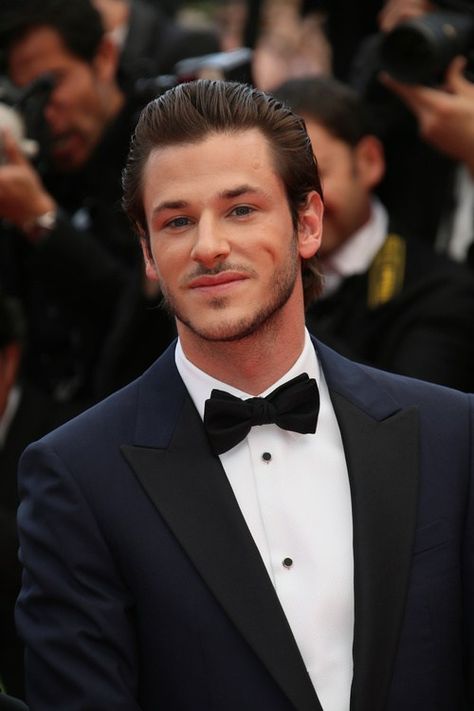 sleek brushed medium hairstyle for men Gelled Hair, Trendy Mens Hairstyles, Mens Medium Length Hairstyles, Purple Ombre Hair, Gaspard Ulliel, Mens Hairstyles Medium, Short Hairdos, Cool Hairstyles For Men, Slicked Back Hair