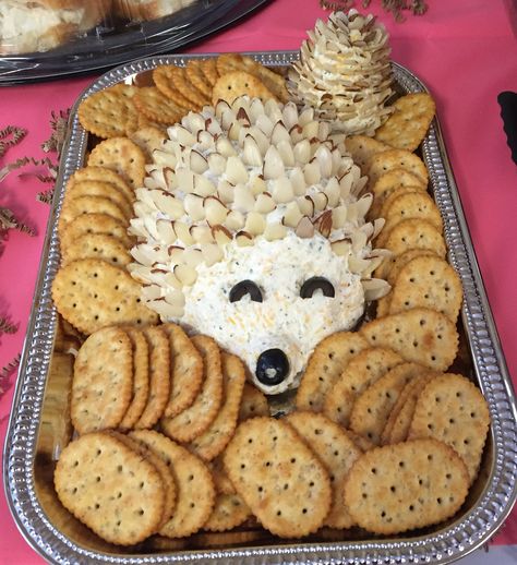 Porcupine cheese ball Hedgehog Cheese Ball, Woodland Baby Shower Theme Decorations, Torturi Baby Shower, Woodland Baby Shower Theme Boy, Woodland Baby Shower Food, Baby Shower Appetizers, Popular Baby Shower Themes, Baby Shower Themes For Boys, Deer Baby Shower Invitations