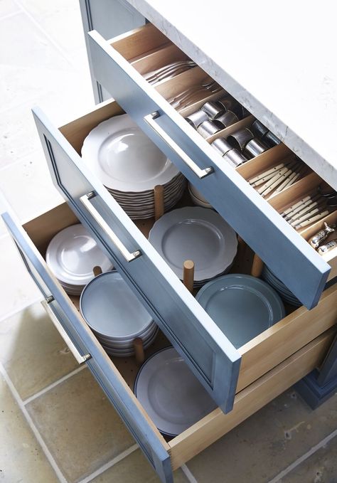 15 “Must Have” Accessories for Your Kitchen Make life in the kitchen efficient and more enjoyable with these must have kitchen cabinet storage accessories and other ideas. Dish Drawers, Interior Simple, Desain Pantry, Kitchen Drawer Organization, Woodworking Furniture Plans, Diy Kitchen Storage, Diy Kitchen Island, Kitchen Cabinet Organization, Kitchen Remodeling Projects