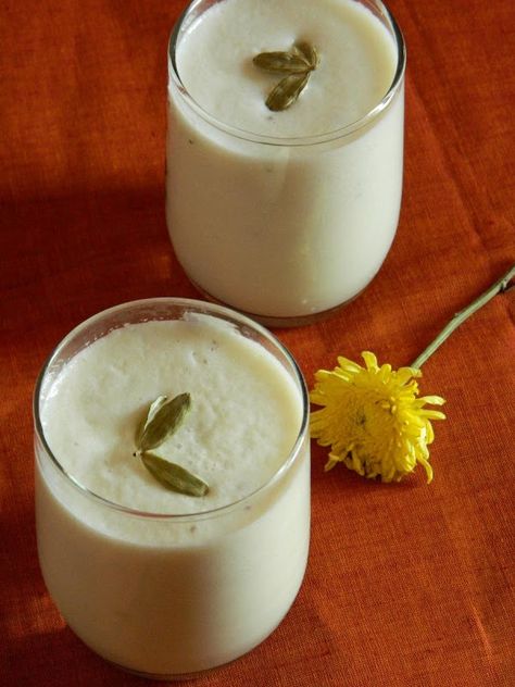 Pear Chocolate, Nut Milk Recipe, Cardamom Recipe, Indian Cuisine Recipes, Yogurt Shake, Dash Diet Recipes, Cardamom Pods, Milkshake Recipe, Healthy Yogurt