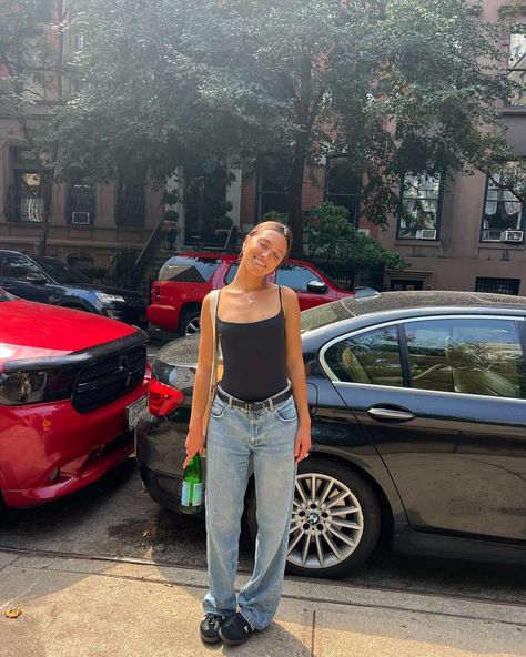 ❤️♥️🍎 | Instagram New York Fits Spring, Hannah Meloche, Outfit Ideas Trendy, Autumn Styles, Make Yourself Proud, Nyc Outfits, Samba Outfit, New York Outfits, Oversized Sweaters