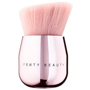 Shop FENTY BEAUTY’s Face & Body Kabuki Brush 160 at Sephora. A face and body kabuki brush with a custom angled design for blending liquid and powder formulas. Rihanna Face, Rihanna Body, Alat Makeup, Bronzer Brush, Best Makeup Brushes, Beauty Brushes, Kabuki Brush, Sephora Beauty, Angled Brush