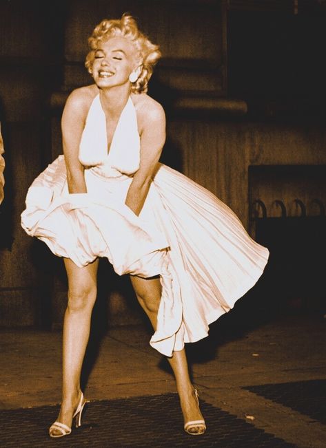 Marylin Monroe White Dress, Merlin Monro, Marilyn Monroe White Dress, Marilyn Monroe Wallpaper, Marilyn Monroe Photography, Windy Skirts, The Seven Year Itch, Estilo Marilyn Monroe, Seven Year Itch