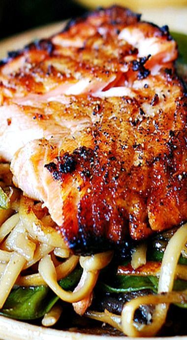 Asian Salmon and Noodles - easy, flavorful weeknight dinner recipe! Salmon And Noodles, Koreansk Mad, Salmon Recipes Baked, Asian Salmon, Cibo Asiatico, Pak Choi, Salmon Dishes, Fish Dinner, Sugar Snap Peas