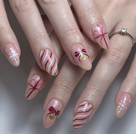 Classic Christmas Nails Classy, Thankful Nails, Vintage Nails Design Retro, Christmas Red And Gold, Christmas Nail Designs Acrylic, Nail Christmas, Yellow Nails Design, Cute Simple Nails, Gel Acrylic Nails