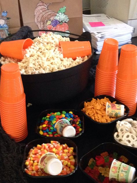 Corn Bar, Diy Popcorn Bar, Halloween Sleepover, Soirée Halloween, Halloween Popcorn, Halloween Movie Night, Backyard Movie Nights, Backyard Movie, Movie Night Party