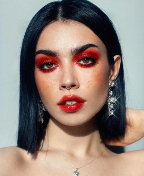 Red Eye And Lip Makeup, Red Eye Makeup Looks Eyeshadows, Creative Makeup Photography, Halloweenský Makeup, Maquillage On Fleek, Valentines Day Makeup, Smink Inspiration, Valentines Makeup, Red Makeup