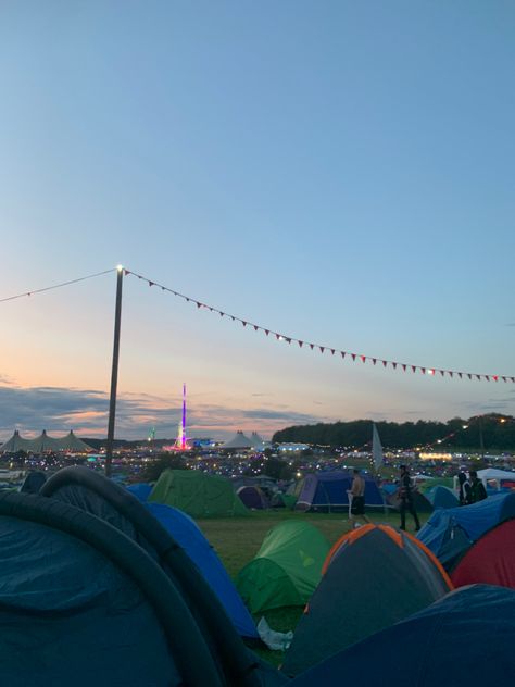 Camping | tents | festival | summer | sunset | leeds | uk | evening | vibey | aesthetic | pretty | north | west yorkshire Festival Aesthetic Uk, Uk Summer Aesthetic, Festival Campsite, Festival Camping Setup, Summer Evening Aesthetic, Inter Railing, Leeds Fest, Festival Uk, Festival Tent