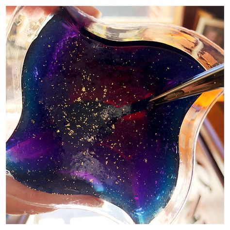 Galaxy jelly / jello for a Star Wars or Space themed kids party. Space Jello Cups, Galaxy Jello Shots, Galaxy Jello, Space Party Food, Themed Dinners Ideas, Jelly Cakes, Space Week, Galaxy Birthday, Desserts Table