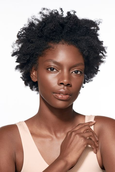 Black Women No Makeup, No Makeup Photoshoot, Natural Minimal Makeup, Minimalist Shoot, Afro Puff Hairstyles, Crocheted Pillows, Type 4c Hairstyles, Natural Hair Woman, Minimal Makeup Look