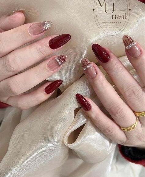 Bridal Nail Art Designs Wedding Day, Nail Maroon, Nail Art Maroon, Maroon Nail Art, Maroon Nail Designs, Maroon Nails, Red Nail Art, Elegant Nail Art, Valentine Nails