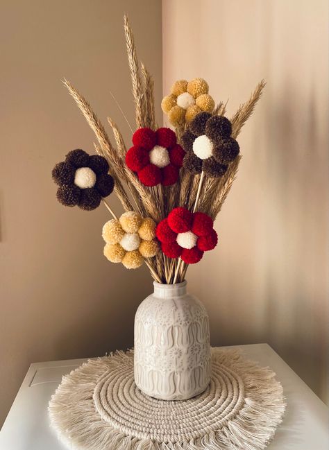 Pom Pom Flower Wall, Pompom Ideas Decoration, Deco Pompom, Pom Pom Mirror, Pom Pom Diy, Pompom Flowers, Easy Diy Ideas, Pom Pom Flowers, Pom Pom Wreath