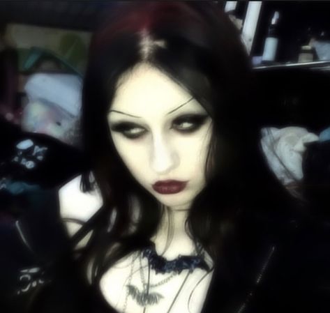 2000s Goth Makeup, Mall Goth Hair, Emo Style 2000s, Mall Goth Makeup, Mall Goth Aesthetic, Grungy Makeup, Goth Theme, 2000s Mall Goth, Men Wearing Makeup