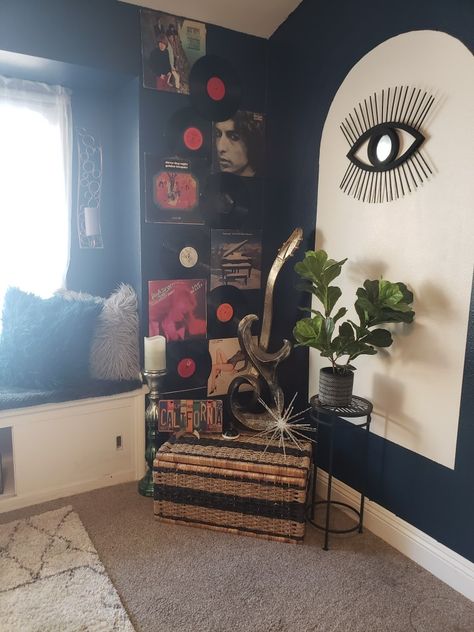 Boho Rock n Roll vinyl @boholifestyles.14 Rock N Roll Aesthetic Bedroom, Rock And Roll Aesthetic Room, Rock Bedroom Ideas, Rock N Roll Living Room, Rock Room Decor, Punk Rock Bedroom, Rock N Roll Bedroom, Rock And Roll Room, Punk Bedroom