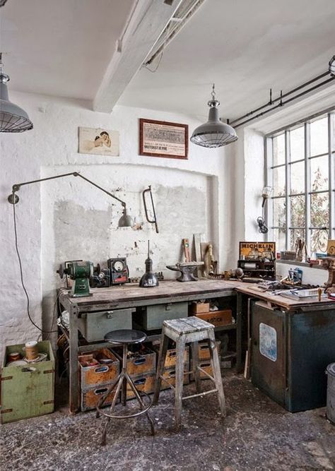 Love industrial inspired office spaces like this one from Designinspiration.com! To see more images like this head over to naomifindlay.com Rustic Art Studio Work Spaces, Cosy Art Studio, Workshop Interior Design, Cosy Industrial, Rustic Art Studio, Rustic Workshop, Estilo Industrial Chic, Diy Kast, Industrial Workspace