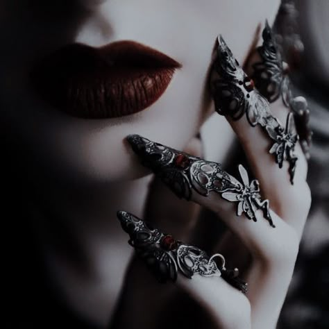 Claw Armor, Dark Queen Aesthetic, Evil Princess, Black Vampire, Stroudsburg Pa, Dark Queen, Yennefer Of Vengerberg, Queen Aesthetic, Vampire Queen