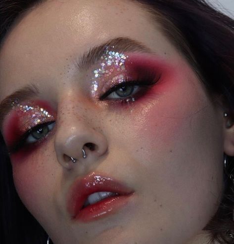 Chunky Gold Glitter Eye Makeup, Going Out Eye Makeup, Maroon Eye Makeup, Ideas Maquillaje, Goth Prom, Drag Make-up, Rave Makeup, Prom 2024, Alternative Makeup