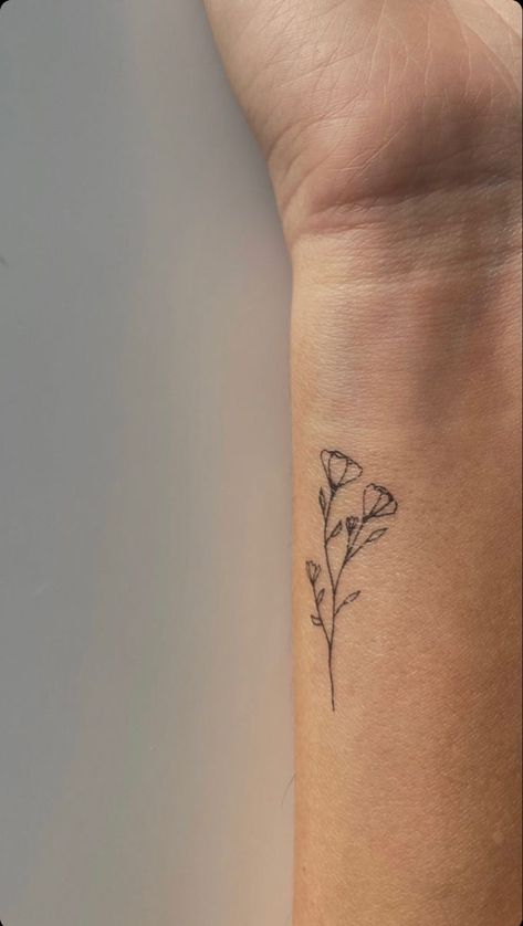 Tato Jari, Handpoke Tattoo, Small Pretty Tattoos, Petite Tattoos, Tattoos Geometric, Small Hand Tattoos, Cute Tattoos For Women, Discreet Tattoos, Dainty Tattoos