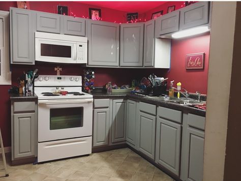 Gray kitchen cabinets with red walls Red Kitchen Tables, Mobile Home Kitchen Cabinets, Red Kitchen Walls, Red Kitchen Cabinets, Dapur Rustic, Kitchen Wall Units, Laminate Kitchen Cabinets, Kitchen Cabinets Pictures, Decorating Above Kitchen Cabinets