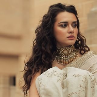 Desi Lifestyle, Eugeniya Belousova, Chammak Challo, Sabyasachi Saree, Sabyasachi Collection, Traditional Makeup, Sabyasachi Mukherjee, Sabyasachi Sarees, Sabyasachi Jewellery