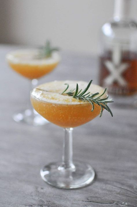 Christmas Cocktails Easy, Winter Sangria, Fed And Fit, Winter Drink, Prosecco Cocktails, Healthy Living Recipes, Christmas Cocktail, Festive Cocktails, Winter Cocktails