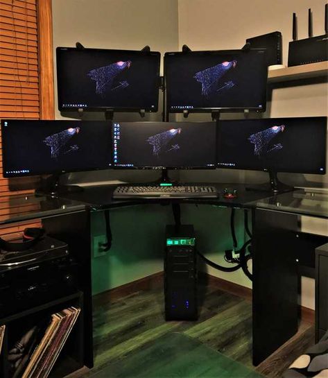 Gamer Room Diy, Monitor Setup, Pc Gaming Desk, Battle Stations, Small Game Rooms, Computer Gaming Room, Computer Desk Setup, Gaming Setups, Desktop Setup