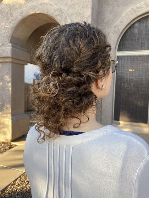 Low Bun With Curls, Date Night Updo, Beautiful Bun Hairstyles, Bun With Curls, Curly Prom Hair, Curly Bun Hairstyles, Low Bun Hairstyles, Hairdos For Curly Hair, Low Bun