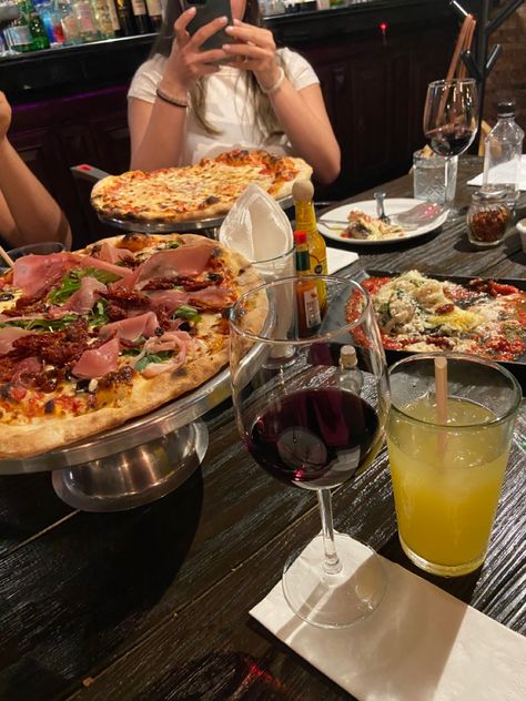 #pizza #restaurant #wine #food Prom 2024, Wine Food, Pizza Restaurant, Pizza Night, Dinner With Friends, Family Meals, Family Travel, Food Lover, Mood Board