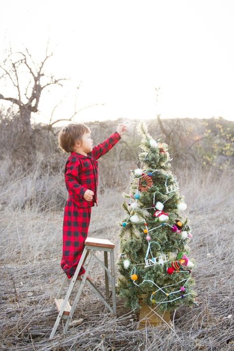 Diy Christmas Photoshoot, Family Christmas Pictures Outfits, Christmas Couple Pictures, Foto Kids, Fun Christmas Cards, Photography Christmas, Xmas Pictures, Xmas Photos, Family Christmas Pictures