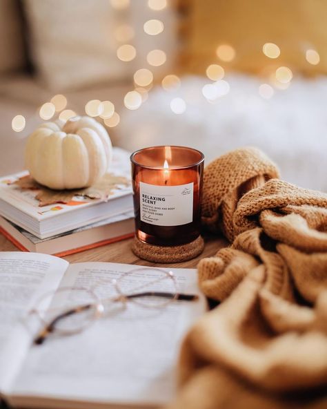 Winter Candle Aesthetic, Fall Product Photography, Candle Pics, Autumn Flatlay, Aesthetic Amazon Finds, Amazon Fall Decor, Candle Photography Ideas, Candle Photoshoot, Aesthetic Amazon