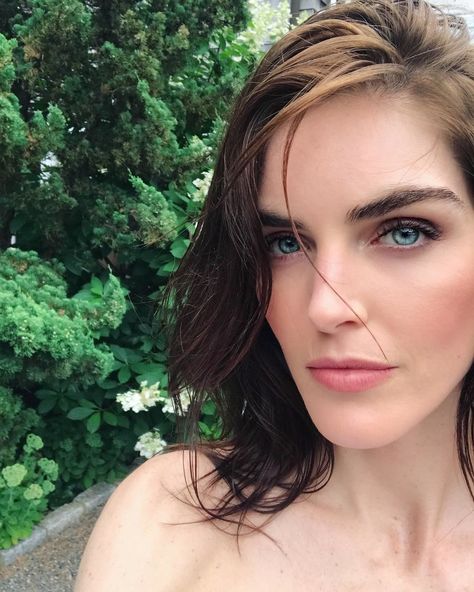 Model Hilary Rhoda wears a perfect summer flush with a light contour on the cheekbones with a natural pink lip. S Waves, Natural Pink Lips, Light Contour, Platinum Pixie, Sweet Makeup, Hilary Rhoda, Light Contouring, Gisele B, Royal Beauty