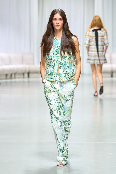 Leonard Paris Spring 2025 Ready-to-Wear Runway, Fashion Show & Collection Review [PHOTOS] Leonard Paris, Spring 2025, Show Collection, September 2024, Fashion Show Collection, Fashion Week Spring, Paris Fashion, Runway Fashion, Paris Fashion Week