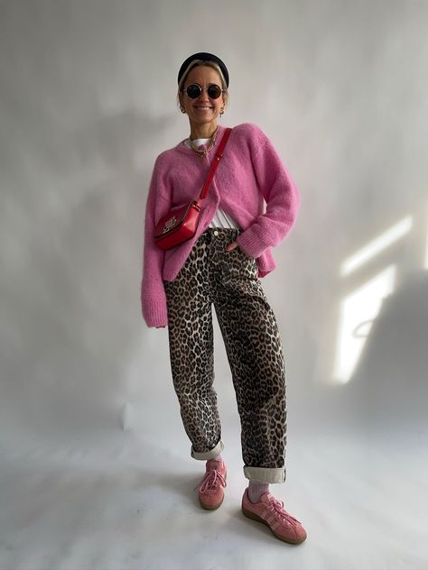 Leopard Print Jeans Outfit Winter, Denim And Leopard Outfit, Leopard Print Jeans Outfit Street Style, Summer Outfits Women 2024, Wide Leg Leopard Pants Outfit, Patterned Jeans Outfit, Colorful Jeans Outfit, Leopard Trousers Outfit, Leopard Jeans Outfit 2024