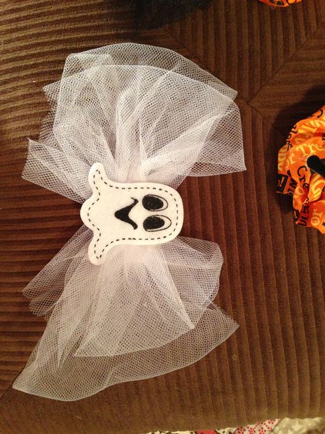 Ghost hair bow Halloween Accessories Diy, Hair Bows Diy Ribbon, Kids Hair Bows, Halloween Hair Bows, Halloween Accessories Hair, Hair Bow Tutorial, Bows Diy Ribbon, Adornos Halloween, Halloween Headband