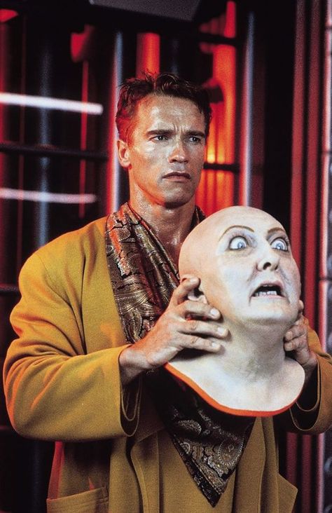 Arnold Schwarzenegger in Total Recall (1990). Total Recall 1990, Mad Movies, Arnold Schwarzenegger Movies, Film Posters Art, Total Recall, Science Fiction Movies, Movie Magazine, Sci Fi Films, Movie Shots