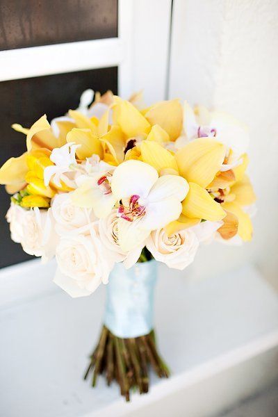 pretty :) Modern Wedding Flowers Arrangements, Orchids Wedding, Yellow Bridal Bouquets, Hairstyle Girl, Yellow Bouquets, Modern Wedding Flowers, Yellow Orchid, Orchid Bouquet, Rose Bridal Bouquet