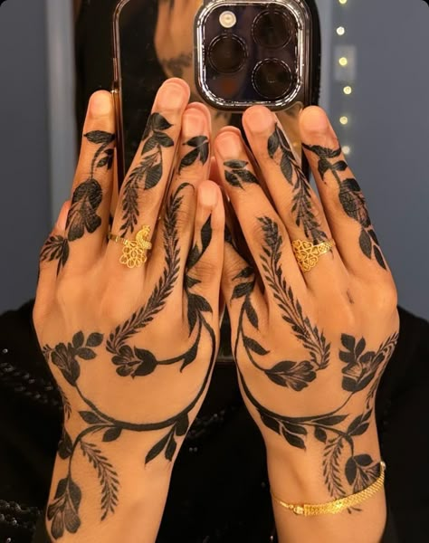 @hennabyreyanaa on IG African Henna Tattoo, Sudanese Bridal Henna, Khaleeji Henna Designs Dubai, Black Henna Designs Arabic, Short Henna Designs, Henna Dark Skin, West African Henna, Henna Designs Black, African Henna Designs