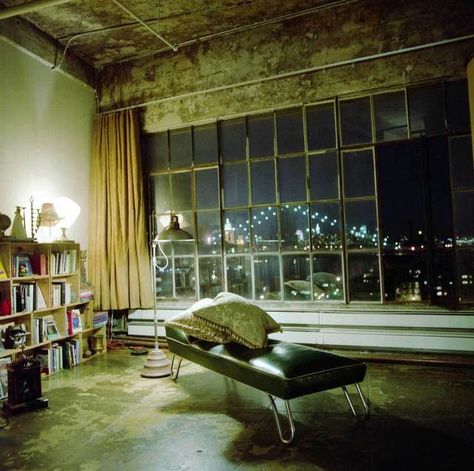 ivonne casas' loft in brooklyn, photo by laura ocelli (locellinystories.blogspot.com), via apartmenttherapy.com New Yorker Loft, Warehouse Living, Warehouse Loft, Loft Studio, Casa Container, Loft Living, Style Loft, Loft Apartment, Dream Apartment