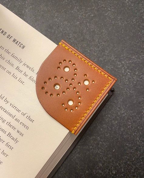 Corner Bookmarks Diy, Reader Lives A Thousand Lives, Art Du Cuir, Bookmark Corner, Diy En Cuir, Corner Bookmark, Diy Leather Projects, Leather Craft Projects, Bookclub Gifts