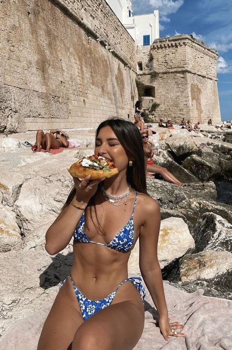 Cute Beach Outfits, Summer Picture Poses, Italian Summer, Body Inspiration, Alam Yang Indah, Summer Photos, European Summer, Summer Pictures, Beach Wears