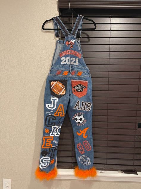 12 Best Senior Overalls Ideas That Are DIY Masterpieces Hoco Jeans Painted, Senior Overalls Ideas, Homecoming Jeans Ideas, School Spirit Outfit, Senior Painted Jeans, Painted Overalls, Senior Year Things, Homecoming Spirit Week, Homecoming Spirit