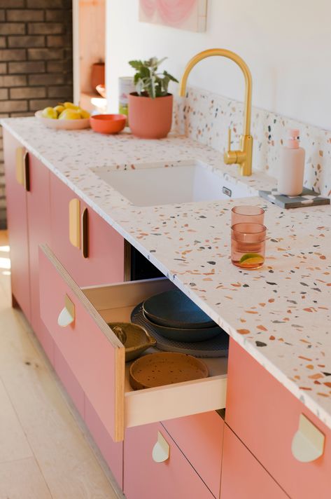 Top Kitchen Colors, Howdens Kitchens, Pink Cabinets, Big Kitchen, Pink Kitchen, घर की सजावट, Kitchen Trends, Kitchen Colors, Küchen Design