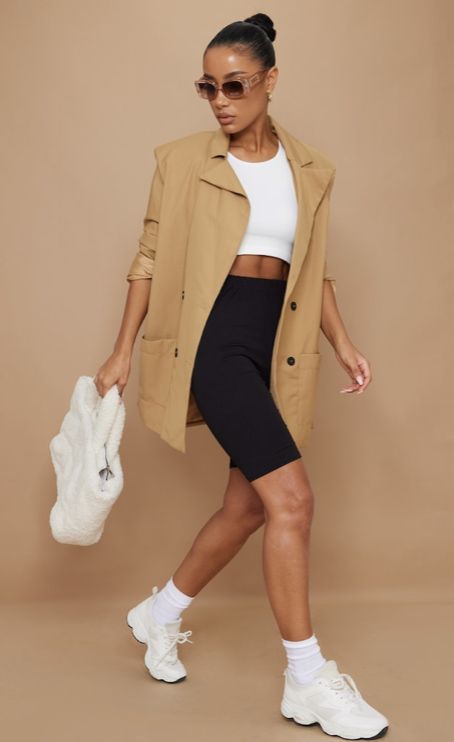 Shorts With Oversized Shirt, Casual Trench Coat Outfit, Cute Biker Shorts, Biker Shorts Outfits, Cycling Shorts Outfit, Bike Shorts Outfit, Crop Top Blanc, Sporty Chic Outfits, Athleisure Looks