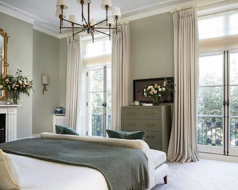 See how a Chelsea townhouse dovetails Georgian elegance with contemporary style | Chelsea Townhouse, London Bedroom, Georgian Style Homes, Georgian Interiors, Townhouse Interior, Georgian Townhouse, Georgian Homes, Master Bedrooms Decor, Bedroom Inspirations